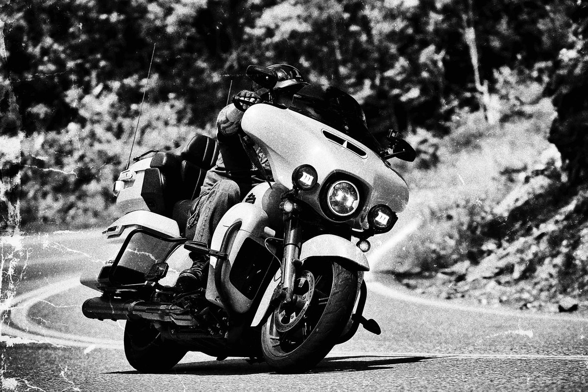 yadi_molina4's tweet image. The Road Not Taken
Two roads diverged in a yellow wood,
And sorry I could not travel both
And be one traveler, long I stood
And looked down one as far as I could
To where it bent in the undergrowth;
Then took the other, as just as fair,
And having perhaps the better claim,…