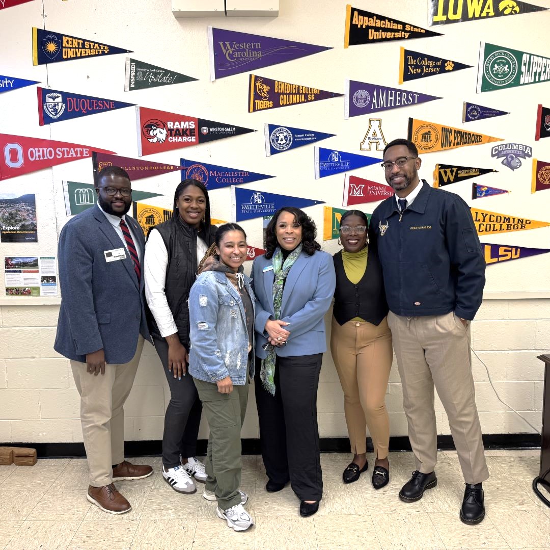 cischarlotte's tweet photo. Great visits yesterday at West Mecklenburg HS and Westerly Hills Academy! Loved the opportunity to highlight our work to support students &amp; families with our newest board member, Dr. Ingrid Medlock with @CharMeckSchools. 💯🌟 #allinforkids #beingpresentmatters https://t.co/ocOuO8EhCl