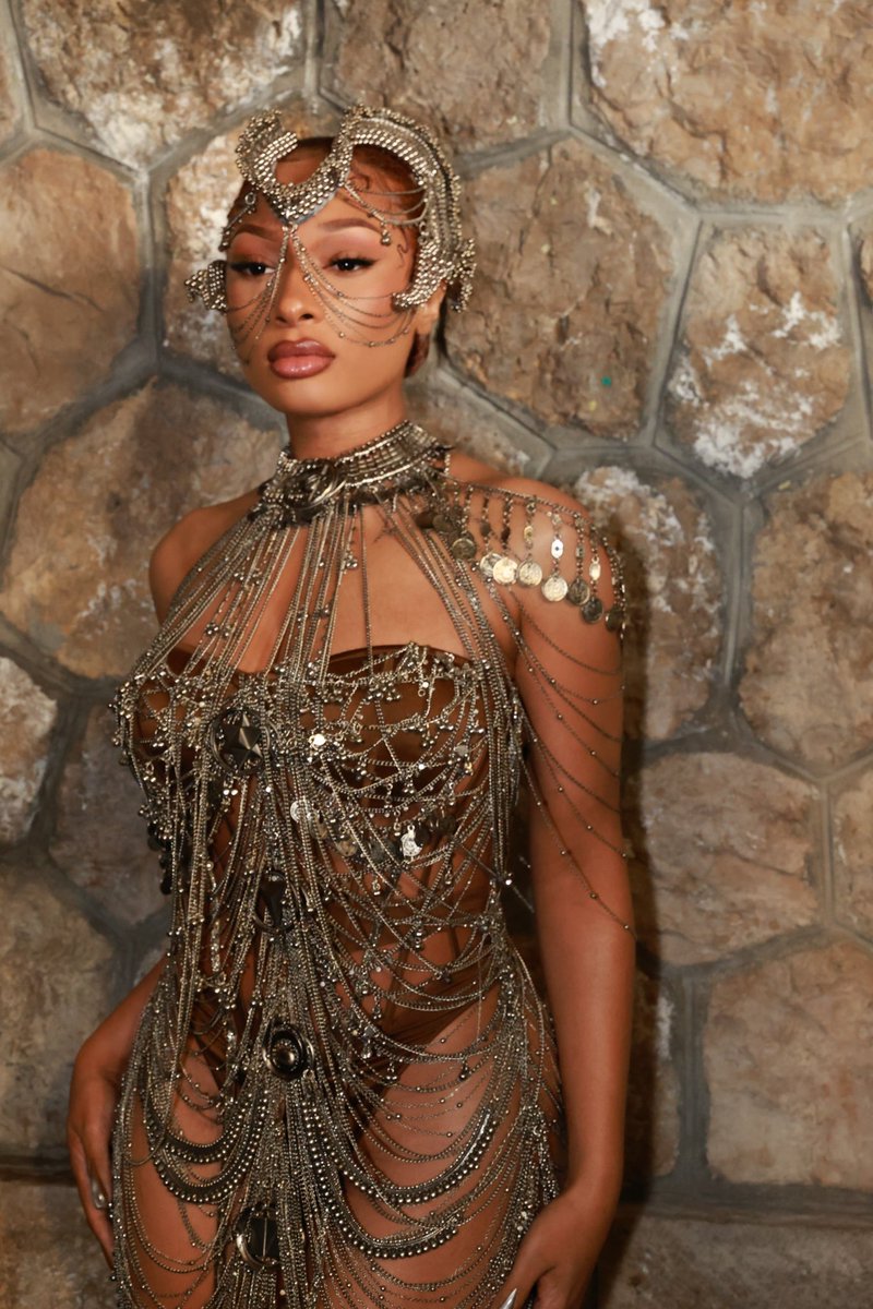 FashionablyLaLa's tweet photo. Megan Thee Stallion wearing GG Studio for #CoutureFashionWeek 🩷 https://t.co/6ZOMtVvh7g