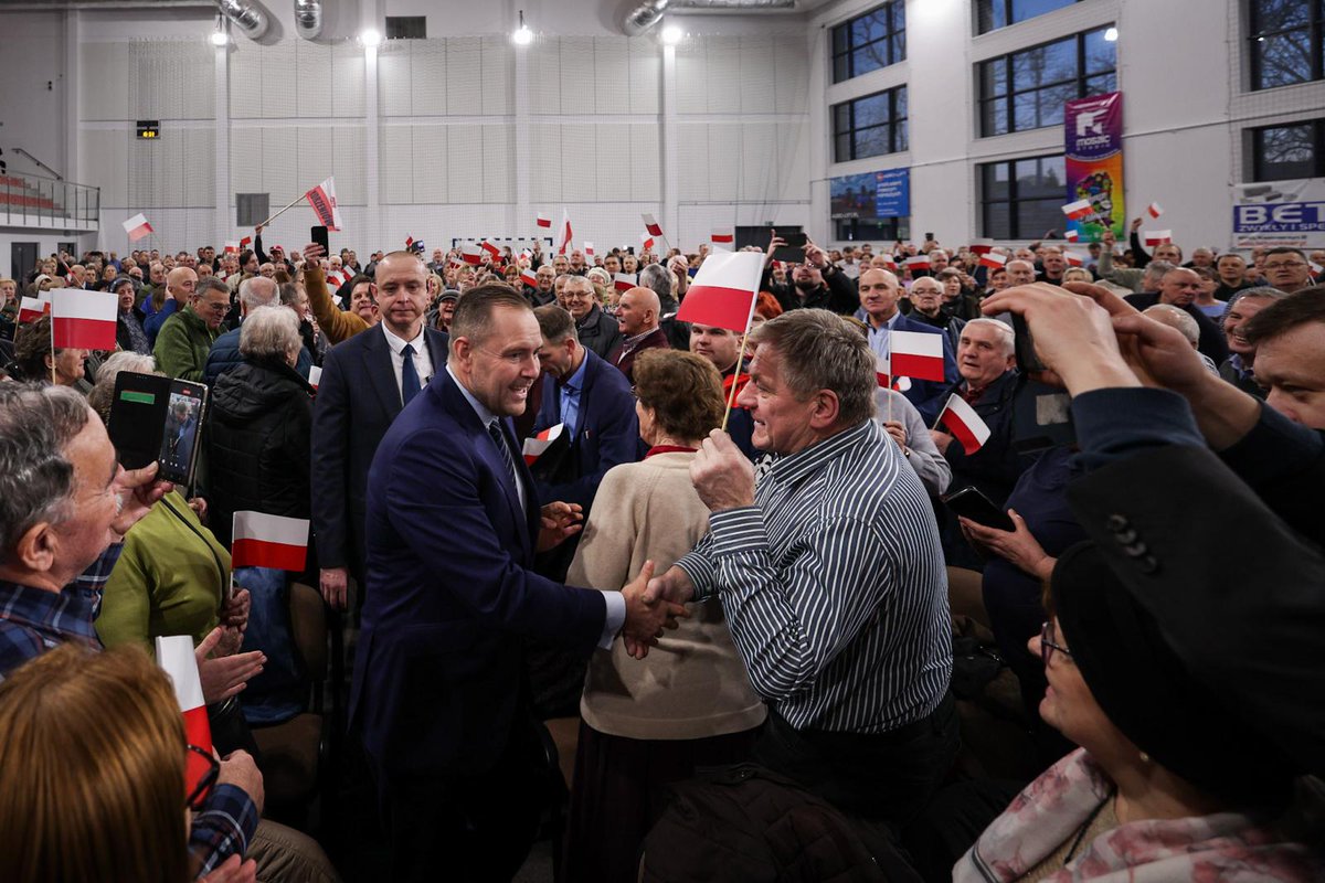 CzarnekP's tweet photo. 🇵🇱 Ostatecznie blisko 1 000 osób w #Ryki na spotkaniu z przyszłym Prezydentem RP @NawrockiKn. Dziękujemy 👋 https://t.co/2DHwx1G7Fb