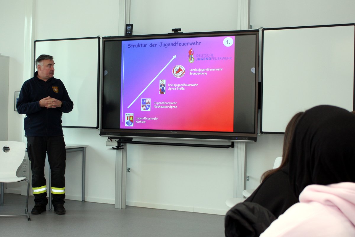 Was macht eigentlich ein Berufsfeuerwehrmann, wenn es gerade nicht brennt? Und warum kann einem die Mitgliedschaft in der freiwilligen Feuerwehr später einen Job verschaffen? All das war Thema beim Projekttag  an der Gesamtschule in Klein Gaglow:
kfv-spn.de/aktuelles-1/a-…