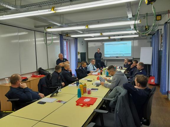 Wie gehe ich an der Einsatzstelle mit Medien um? Was darf ich sagen? Und warum ist ein gutes Verhältnis zur Presse wichtig für die eigene Medienarbeit? All das war Thema einer Kreisausbildung am 25.01.25.
