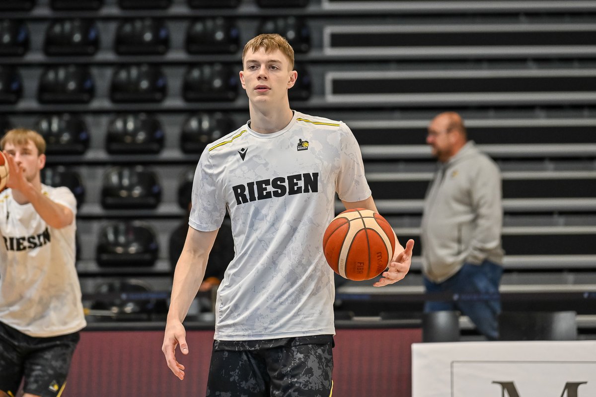 MHP_RIESEN's tweet photo. ℹ️ | Das Warm-Up in Fribourg läuft, der Auswärtssupport ist bereit, zwei Spieler im Aufgebot fehlend: @DeaneWilliams24 (Rücken) und Julis #Baumer (Schule) setzen aus. Dominykas #Pleta feiert derweil sein Comeback. 

📸: Thomas Hess | #FRIBLUD https://t.co/2b2mSNoCVe
