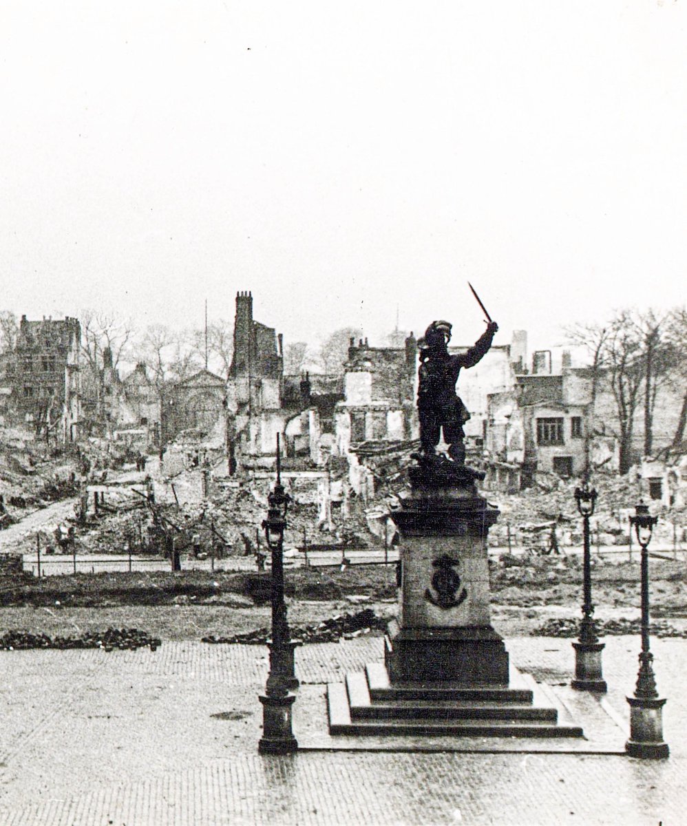 Le 9 mai 1945, Dunkerque est en ruines ! Après des milliers de morts et une population contrainte à l’exil, il reste moins de 300 habitants dans la ville. Voilà ce qu’a été le destin de notre cité lors de la Seconde Guerre mondiale. En tant que Dunkerquois, cela nous donne une