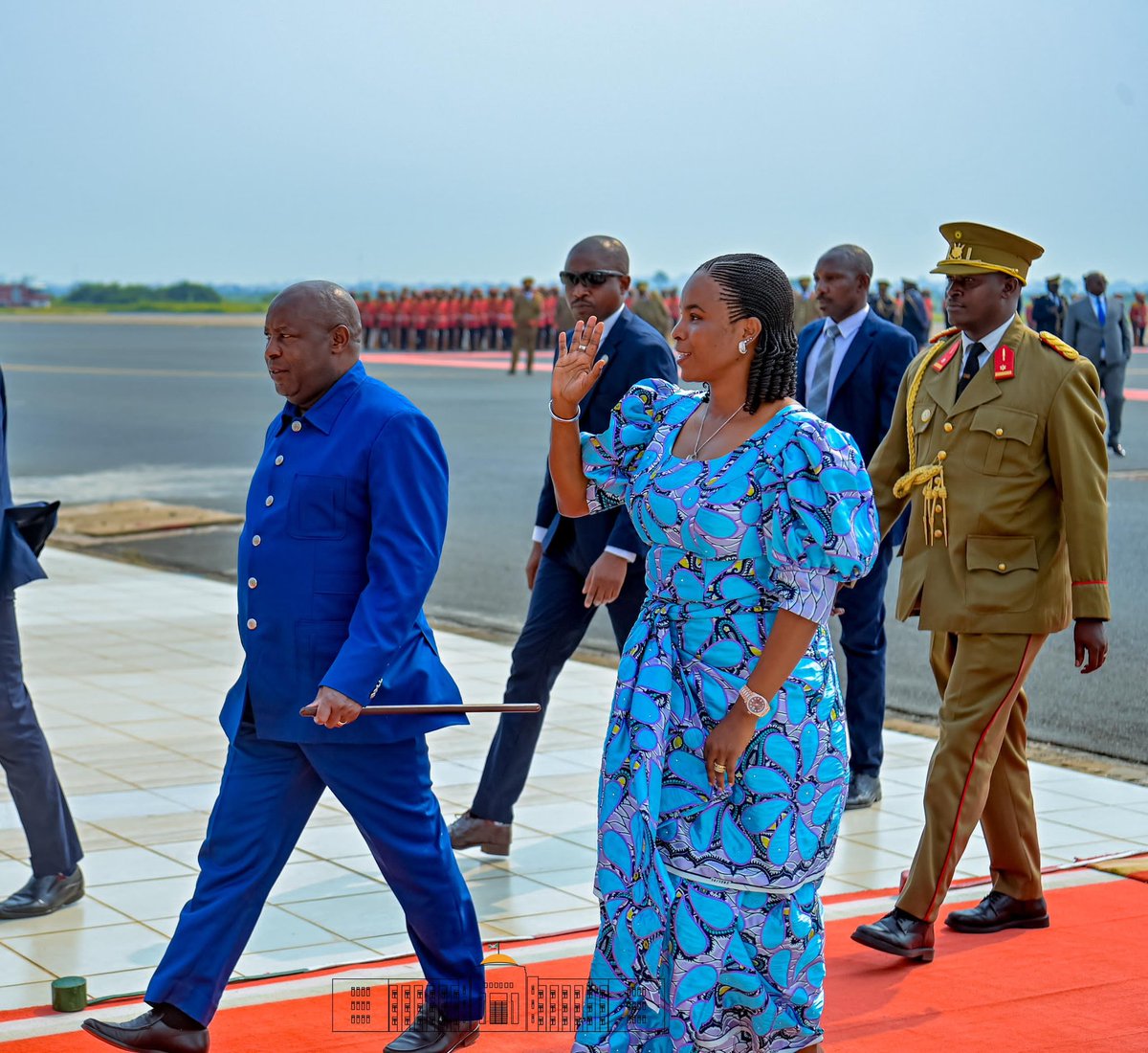 NtareHouse's tweet photo. Le Chef de l’Etat SE @GeneralNeva accompagné de SE @Burundi1stLady est rentré d’un voyage effectué en #Tanzanie  où il a pris part au Sommet africain sur l'Energie, "Mission 300", ayant pour objectif de connecter 300 millions de personnes en Afrique à l'électricité d'ici 2030. https://t.co/E5ziRnAZya