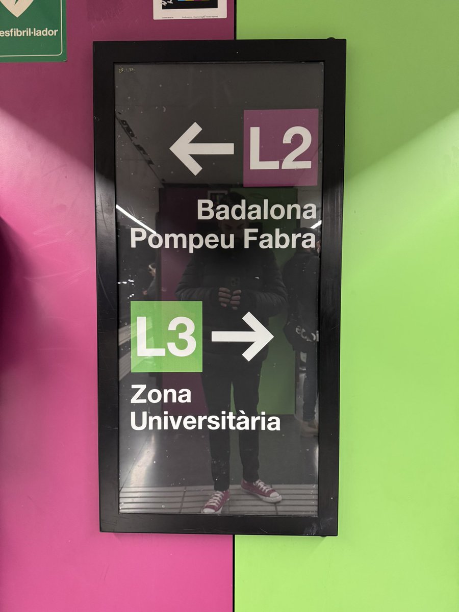 DVDRequena's tweet photo. 🩷 💚 Podría ser perfectamente @soniayselena … inspiración catalana #BenidormFest2025semi1 #metrobarcelona https://t.co/CP78u6oAvO