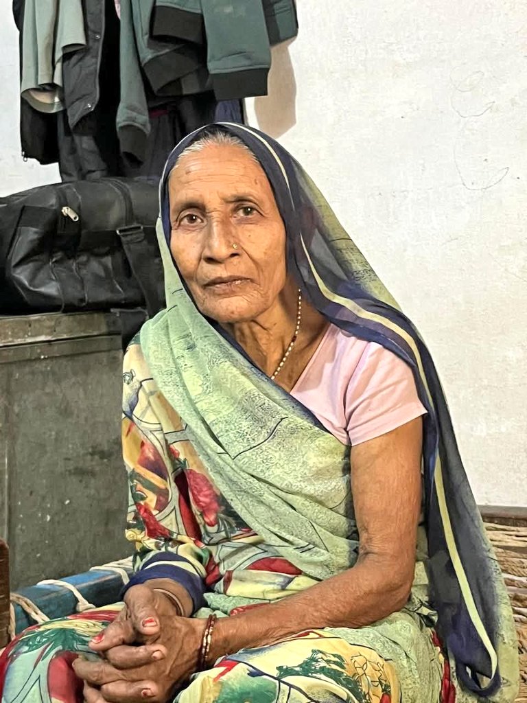 नाम - तुलसा देवी यादव 
उम्र -60 वर्ष 
ग्राम जोरई ज्ञानपुर भदोही

कुंभ मेला में 29 तारीख को गुमशुदा 
मिलने पर कृपया नजदीकी थाने में सूचना दें✍️

Please Repost, इनका परिवार इन्हे जल्द मिले