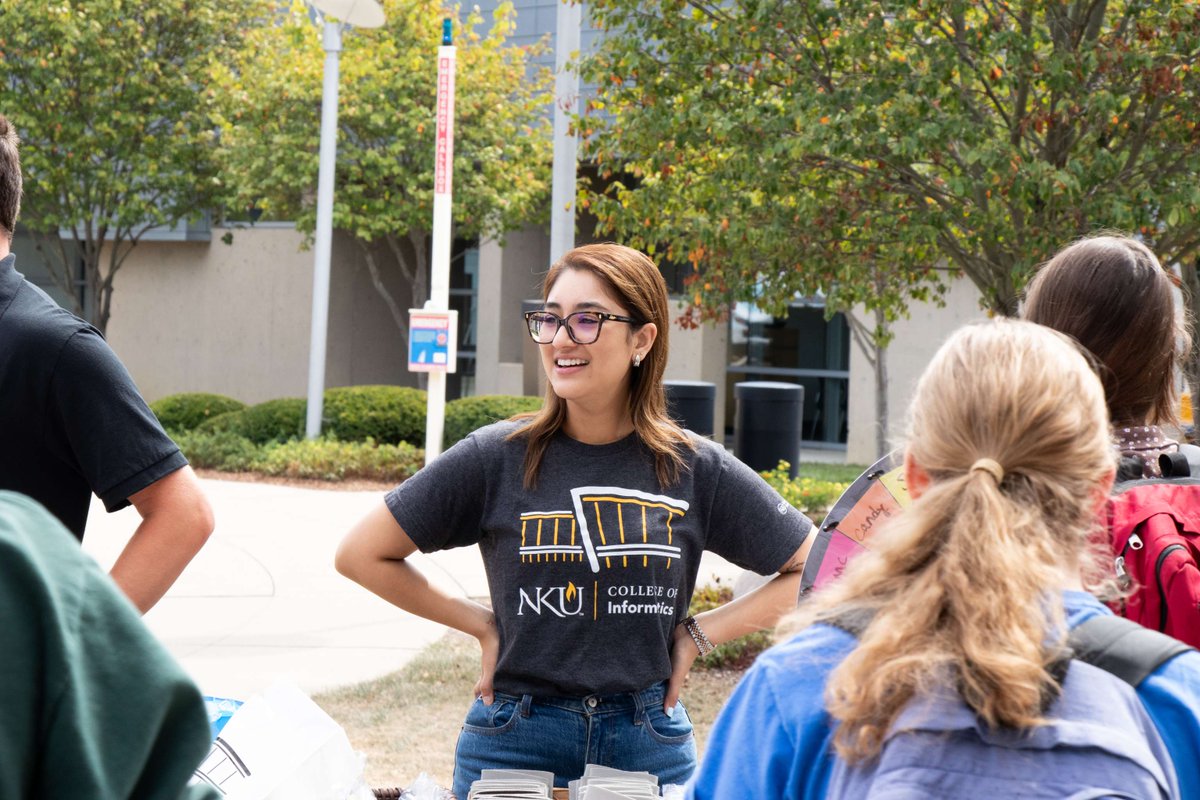 Warmer weather is here, perfect for enjoying the outdoors on the lawn outside Griffin Hall. ☀️ What do your warm weather plans look like?