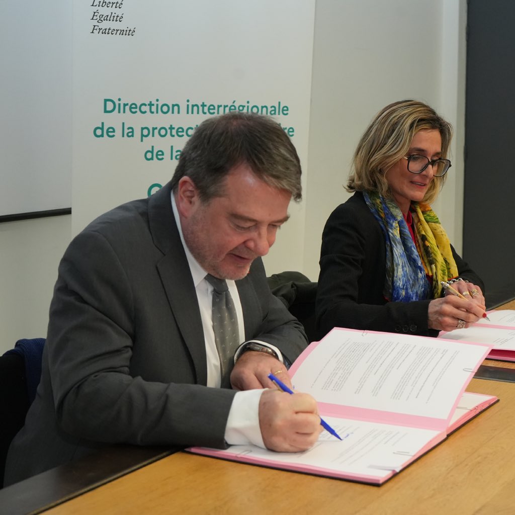 pf_mourier's tweet photo. La @RA_GrandEst et la #DIRPJJ Grand Est renforcent leur partenariat 🤝 pour lutter contre le #décrochagescolaire, favoriser l'#inclusion sociale, offrir des #orientations adaptées aux mineurs suivis par la Protection Judiciaire de la Jeunesse et promouvoir la #citoyenneté. https://t.co/k1WhhKNnjz