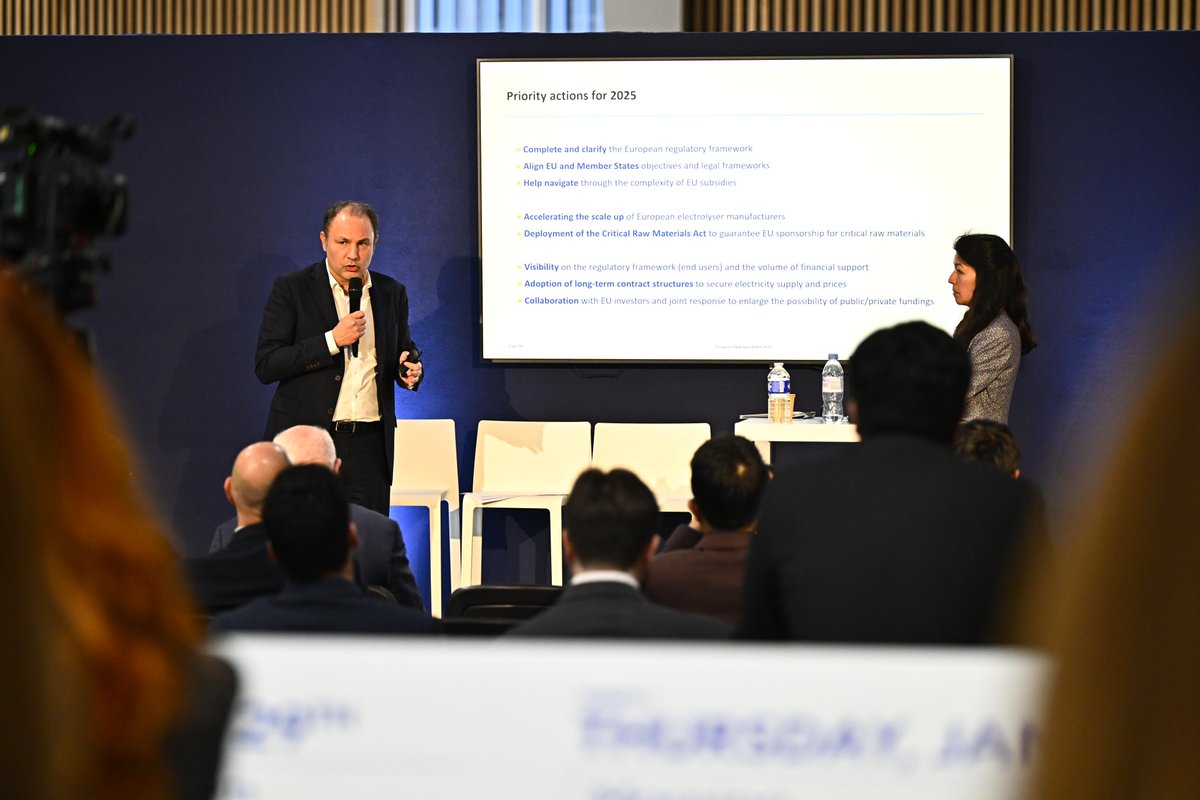 Hyvolution's tweet image. Day 2 - Discover the highlights!

Today was a busy day: two conferences, information sessions on European funding for hydrogen projects, many partnerships signed between H2 actors, and more than 120 workshops on the three forums!

#Hyvolution2025 #hydrogen #energy #mobility