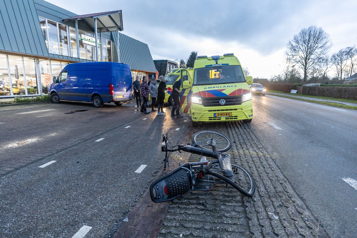 Kind en volwassene ernstig gewond na aanrijding in Oudehorne