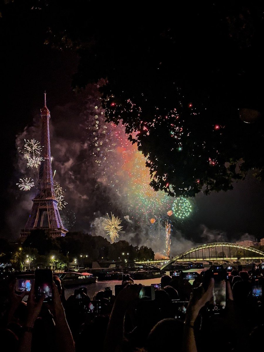 faresrsf's tweet photo. la nuit est un autre monde https://t.co/uyBpyRc701