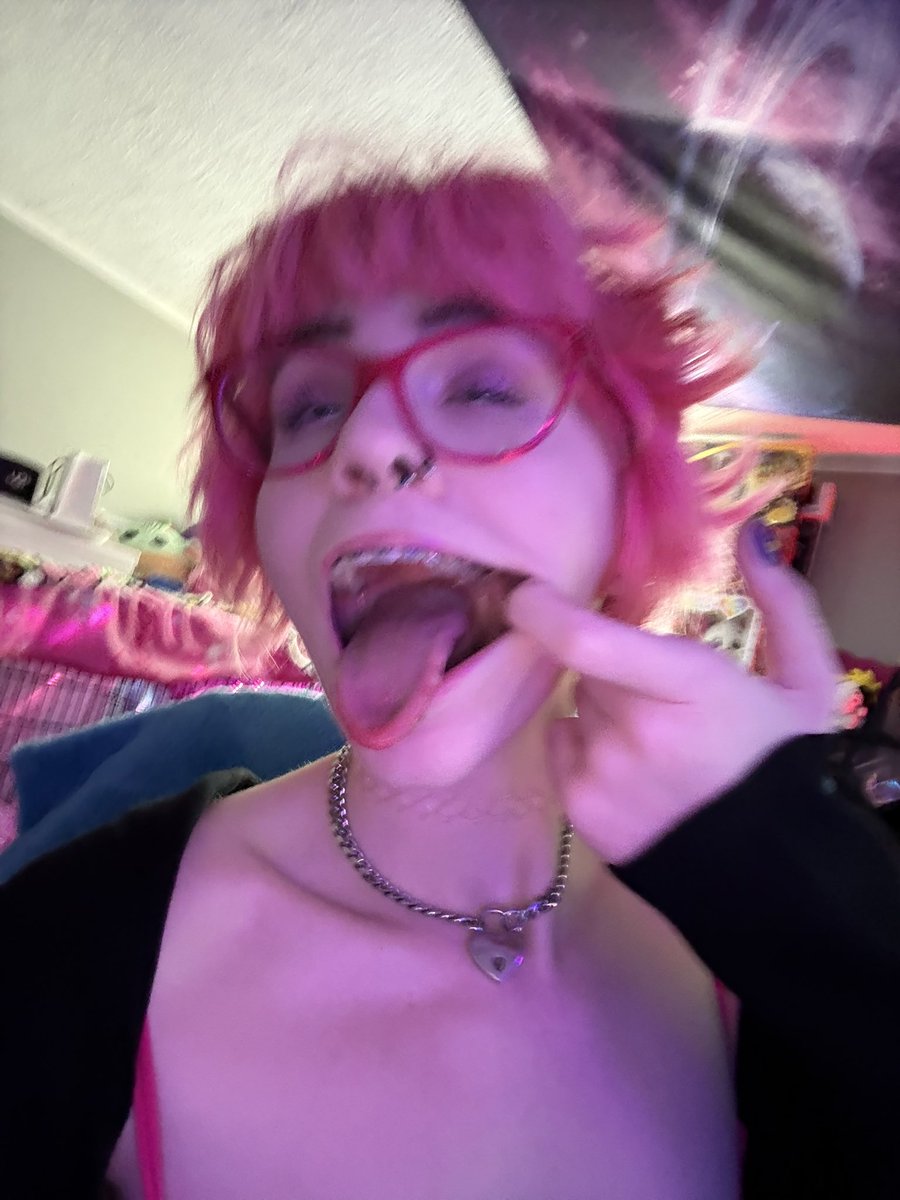 dutifuldolly's tweet photo. it’s hot making dumb embarrassing faces for porn!!!! i love strangers jerking off to me being pathetic and stupid :D cum all over my retarded face PLEASE!!!!! 🥺 https://t.co/sFrTOqQd7q