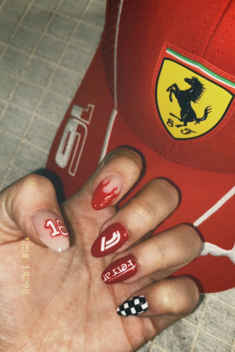 KIZLAR Hayalimdeki tırnağı yaptırmış bulunmaktayım