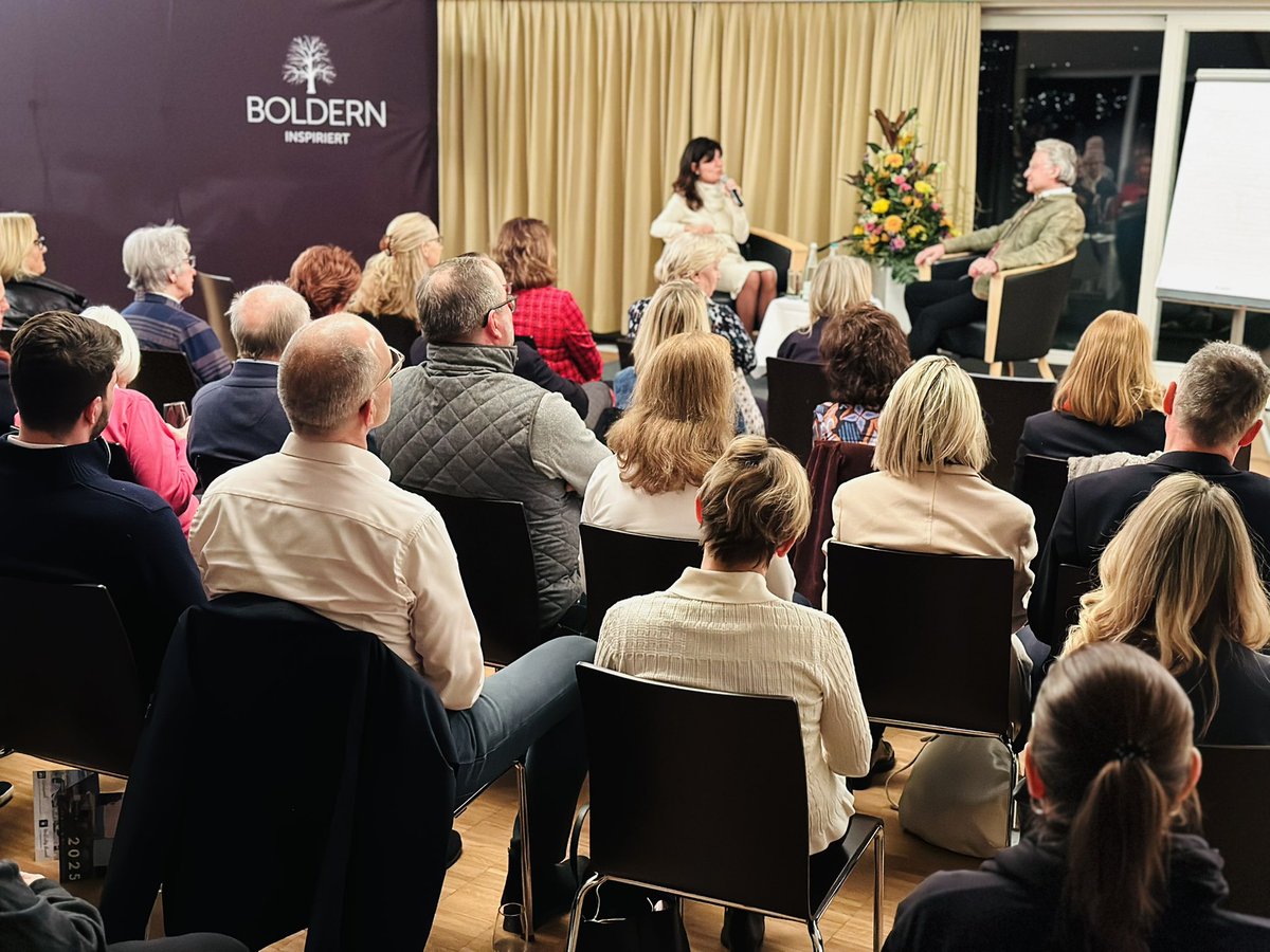 Ein inspirierender Abend mit Ernst „Aschi“ Wyrsch! 🌟 Der Ex-WEF-Hotelier &amp; Leadership-Coach zeigte, wie Selbstführung &amp; Herzblut den Unterschied machen.

Sein Credo: „Hinhören, um zu verstehen – nicht, um zu antworten.“ Danke an Susanne Giger für das tolle Gespräch! 

#Boldern