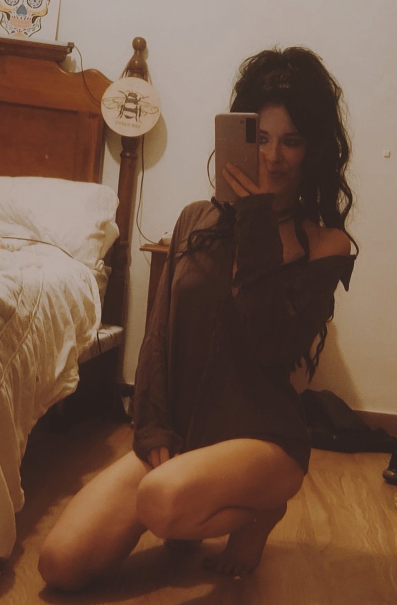 IrishDream6_'s tweet photo. 40 RTs to see what's underneath 👅 https://t.co/XMUMJx3POF