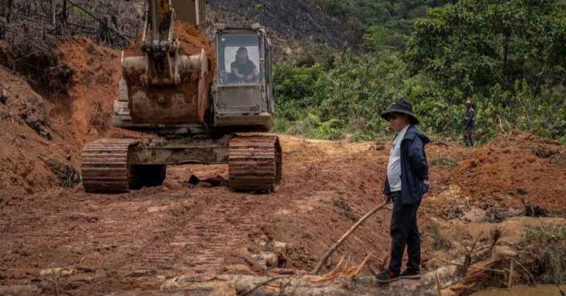 ADFmagazine's tweet photo. South Kivu, DR Congo takes action against illegal gold mining by sending to prison three Chinese nationals caught smuggling 12 gold bars and $800,000 in cash.