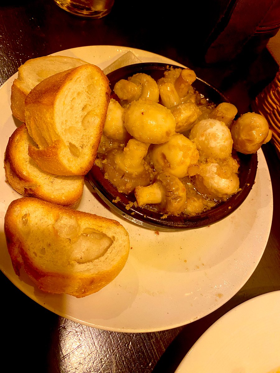 ENorujya's tweet photo. 初上陸シリーズ。

板橋区？にある大山でイタリアン食べてきた。
シーザーサラダが大き過ぎたのと、マッシュルームのアヒージョこんなゴロゴロとくるの笑った。

商店街なってて行きたいお店他にも見つけたけどこれ食べてハシゴは無理だった。 https://t.co/uhy3hbyhYS