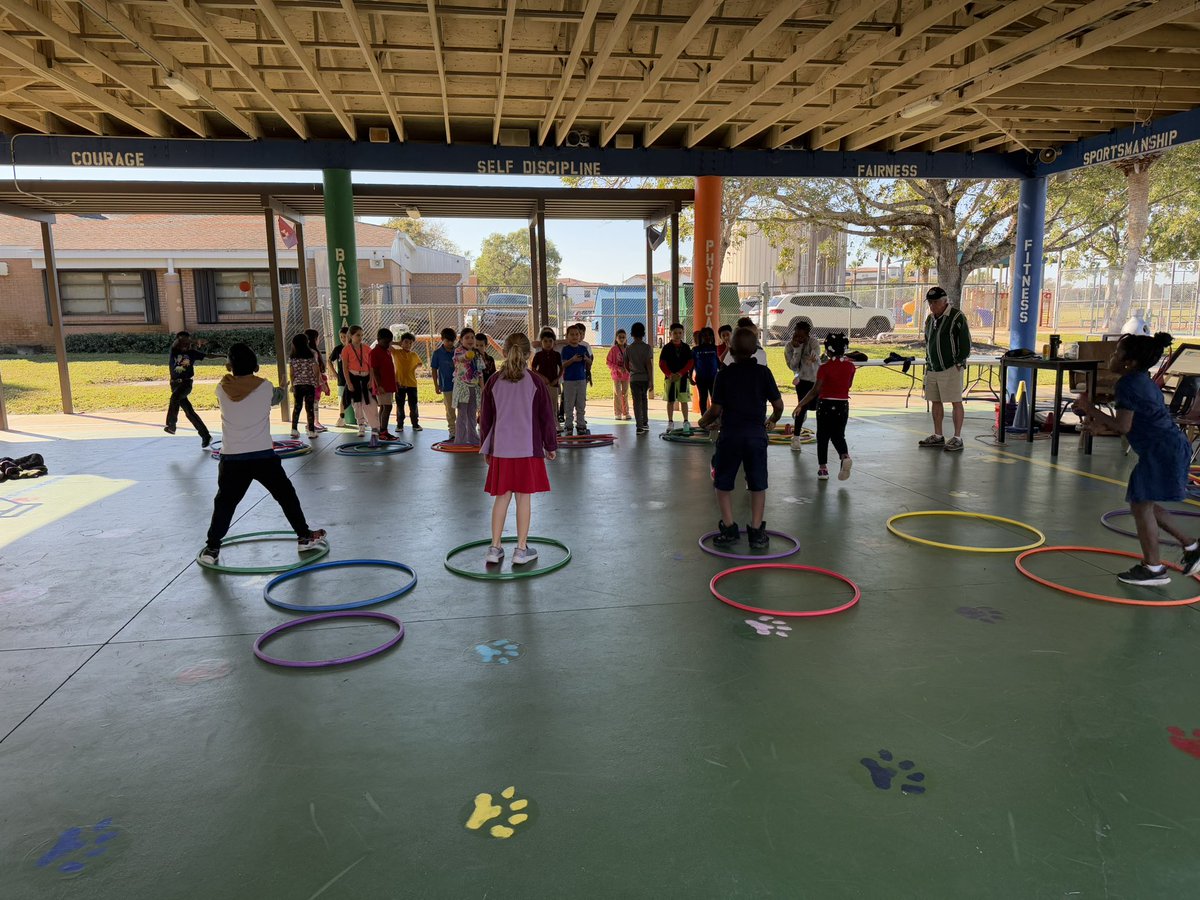 MrsClem15's tweet photo. Team Relay with throwing and catching! Catch the ball from your team in the hula hoop and grab that hoop for your team! Already a student favorite! @LelyLionsRoar https://t.co/A0bM5NRyhB