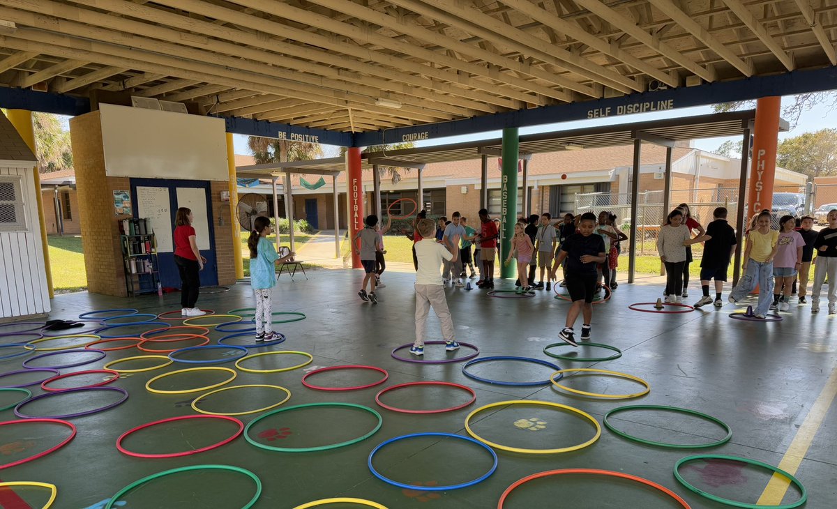 MrsClem15's tweet photo. Team Relay with throwing and catching! Catch the ball from your team in the hula hoop and grab that hoop for your team! Already a student favorite! @LelyLionsRoar https://t.co/A0bM5NRyhB