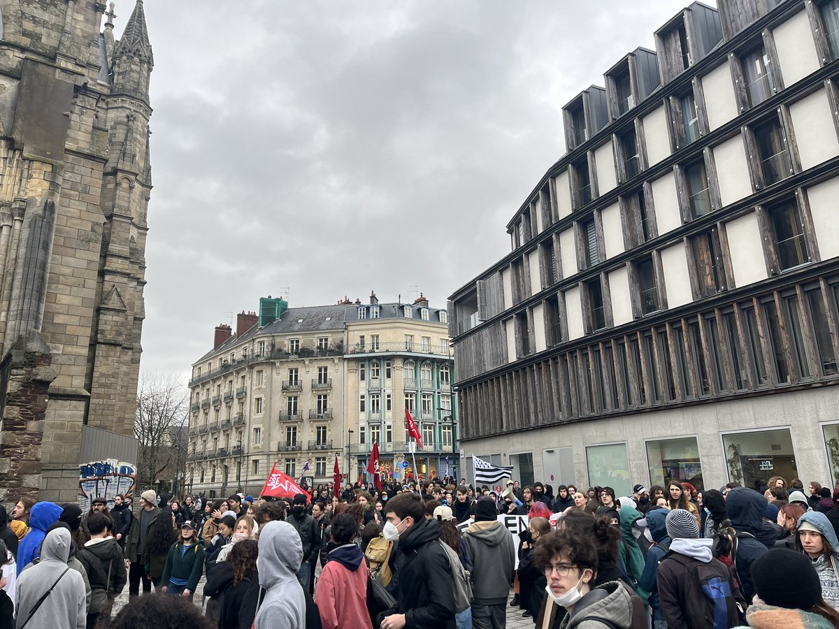 UnionPirate's tweet photo. 🔴 Énorme mobilisation à Rennes aujourd’hui ! 
Après le blocage des 3 principaux campus ( Rennes 1, Rennes 2 et IEP ) 

✊ Nous étions 700 dans la rue à manifester contre les mesures d’austérités du gouvernement ! 

#Rennes https://t.co/l0NwerYRfZ