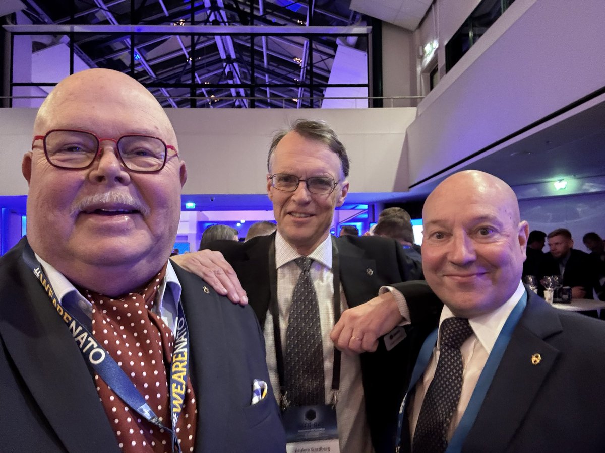 MoisioJuha's tweet photo. Twitteristäkin tutut @AGardberg ja @VpValk #PIAry 30-vuotisvastaanotolla #secdday yhteydessä @messukeskus. Aina yhtä upeaa tavata kovimman luokan tekijöitä. https://t.co/eCzRREQz62
