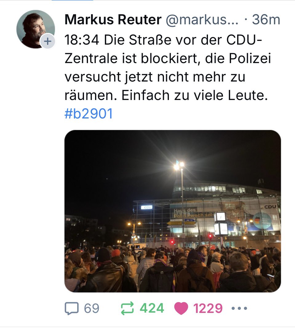 EsSind15Zeichen's tweet image. Hat es eigentlich jemals irgendeine Partei in Deutschland geschafft, dass vor der eigenen Parteizentrale während der heißen Phase des Bundestagswahlkampfs eine Demo gegen Rassismus stattfindet? #MerzHatFertig #CDUCSURausAusDenParlamenten #MerzKannEsNicht #NieWiederIstJetzt #B2901