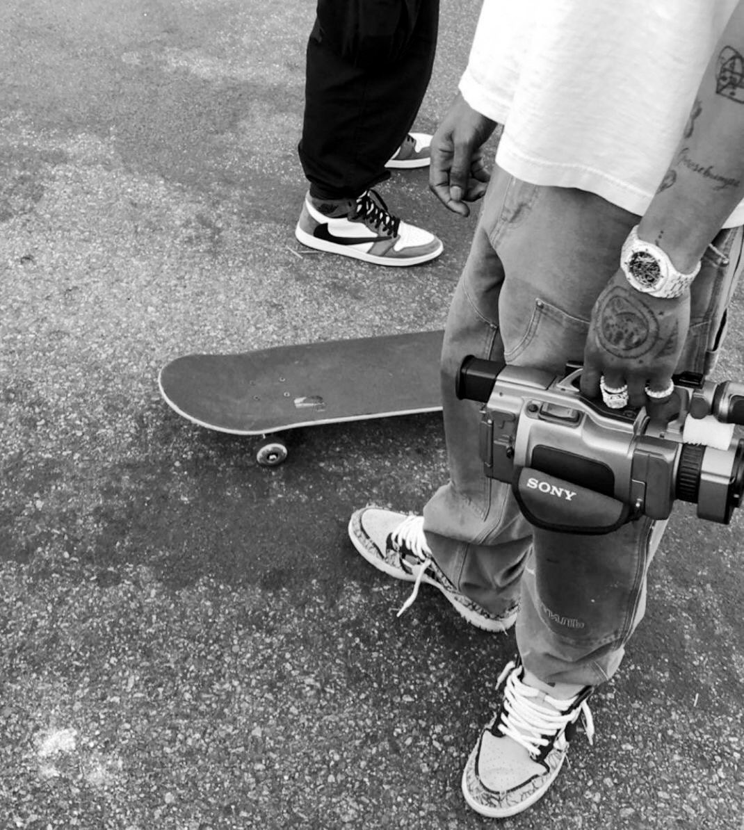 insanittie's tweet image. #TIMEBOMB — Eu não nasci para trabalhar como CLT.

Onde Jinx é demitida do emprego que a ajudava a pagar a faculdade e decide tomar uma atitude: abrir um OF.

Ou, onde Ekko, melhor amigo de Jinx e estudante de fotografia, decide ajudá-la. O detalhe é: ele é louco por ela há anos.