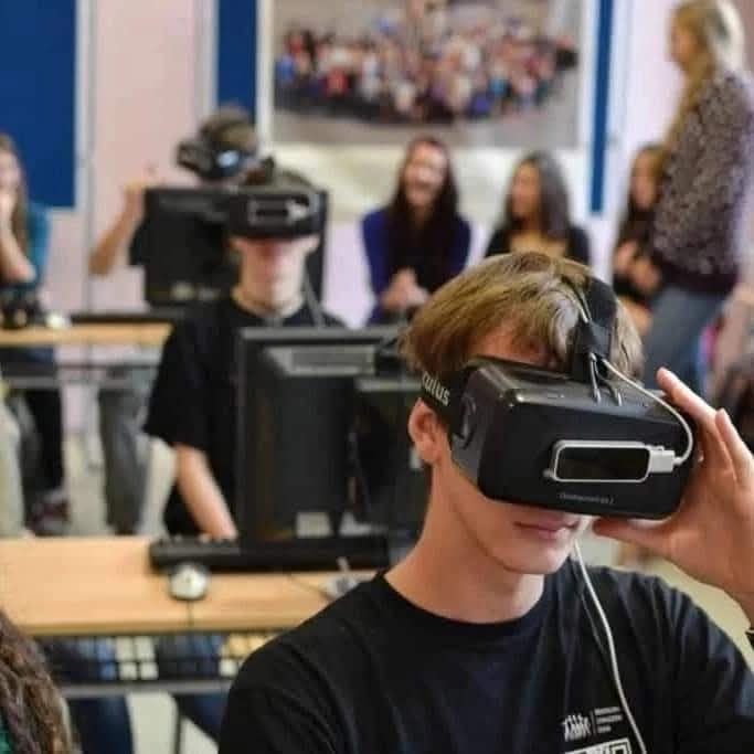 Hygizi's tweet photo. A l'occasion de Learning Technologies France, #hygizi s'impose comme la solution la plus efficace et la plus respectueuse des matériaux pour l'hygiène des casques #vr en 4 mn lors de formation de groupe.
 @GroupeBPCE @FranceImmersiveLearning.
#hygiene #helmet #immersive #learning https://t.co/cZZP0zf8dq