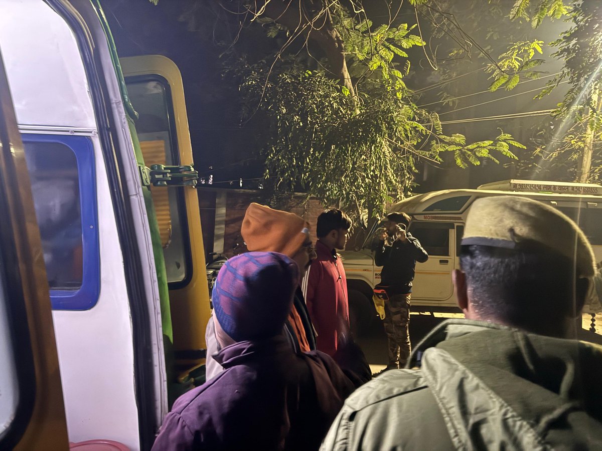 priyanshu4Bjp's tweet photo. उत्तर प्रदेश पुलिस के 2 सिपाही चारों शवों को 2 एम्बुलेंस में लेकर कर्नाटक के लिए रवाना हो गए हैं।

@UPGovt और @Uppolice हादसे को नियंत्रित करने और लोगों को इस मुसीबत से उबारने के लिए पूरी प्रतिबद्धता के साथ क्रियाशील हैं। https://t.co/qNBqWfA7Tf