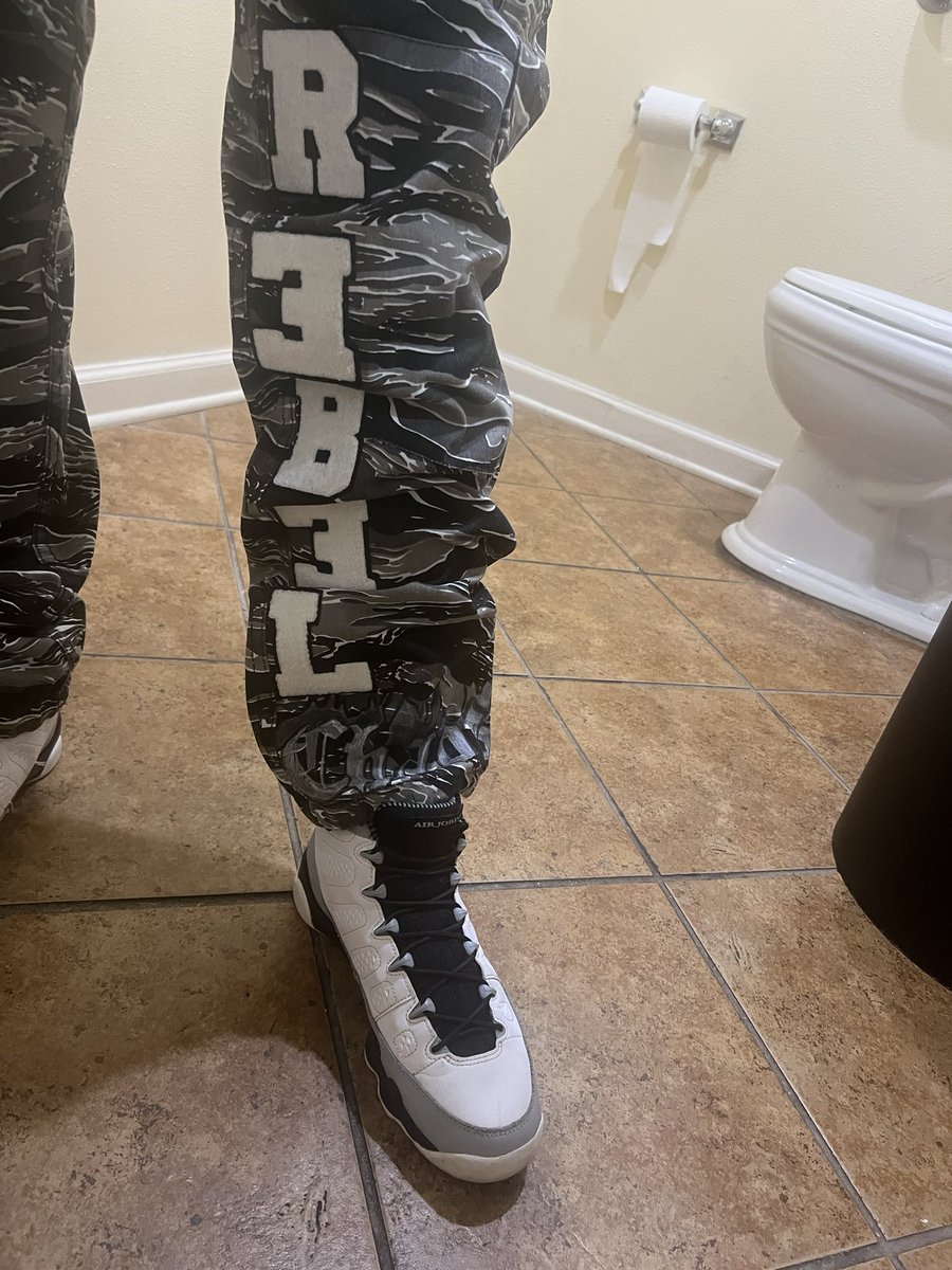 PimpGameCraa's tweet image. Played around with some thrift store pants while rocking some kicks from HS days #baron9s 🔥🤞🏽#thriftstore #custompants #customjeans 
I put RƎBƎL and CHAOS (on the cuffs) …