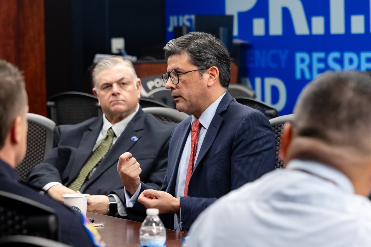 Enjoyed meeting with <a href="/jorgem_yescas/">Jorge Mendoza Yescas</a>  the Consul General of Mexico in Phoenix and his team. It's all about building relationships. <a href="/PhoenixPolice/">Phoenix Police</a> is committed to strengthening our partnership.