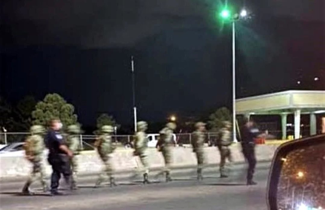 Tamaulipasrtc1's tweet photo. PROHIBIDO OLVIDAR

14 ELEMENTOS DE LA SEDENA QUÉ FUERON DETENIDOS, ESPOSADOS Y SENTADOS EN ÉL SUELO POR AGENTES DEL CBP POR CRUZAR ACCIDENTALMENTE LA LÍNEA DIVISORIA YA QUÉ NUESTROS ELEMENTOS CASTRENSES SÉ ENCONTRABAN EN UNA PERSECUCIÓN DE DELINCUENTES EN #CD_JUÁREZ EN ÉL 2021 https://t.co/Xzjhlf8n8O