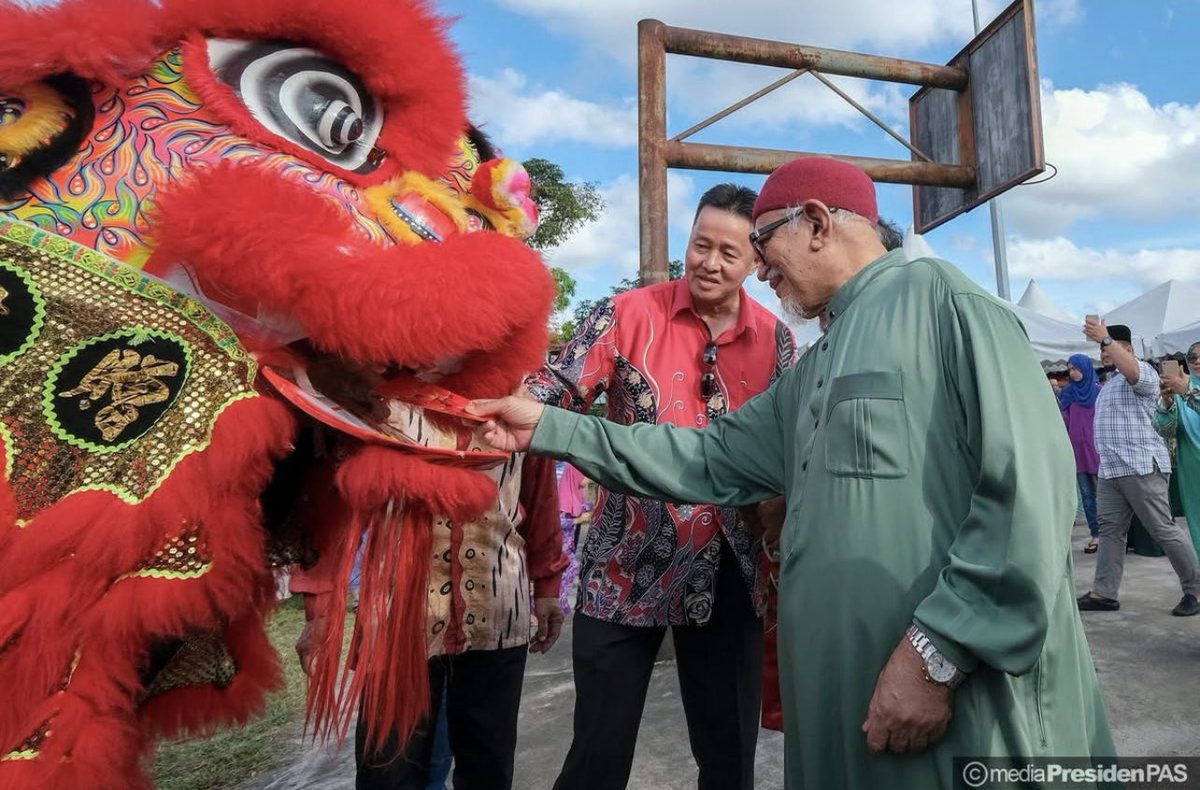 liyana_marzuki's tweet photo. KERAJAAN MELAYU ISLAM 

Ingat dulu, ketika Sheraton Move, memekak mereka ini mahukan Kerajaan Melayu Islam. Katanya Melayu dan Islam terancam. 

Mereka jatuhkan Kerajaan supaya mereka dapat memerintah 33 bulan, dimana 90% pemimpin Melayu Islam di dalam Kabinet. UMNO+PAS+PPBM menerajui ketika Covid. 

Namun apa terjadi? Judi naik dari 8 ke 21 kali, arak Timah Malaysia dilancarkan, Jana Wibawa jadi projek curi duit Rakyat, PAS rasuah pengundi, Menteri PAS langgar PKP dan ke Thailand berkahwin lari. 

Bukan itu sahaja, mereka bergaduh sakan. Saban bulan, kita dengar tak puas hati. UMNO rasa dianaktiri. Dua Menteri Kabinet buat open war, yang satu dipanggil Penyu dan satu lagi dipanggil Kunyit. Orang tengok pun naik pening. 

To top that, mereka derhaka Agong lagi. Sebab nak berpegang kepada kuasa, mereka buat darurat berpanjangan, Agong ditolak tepi. Bila tak dapat berkuasa, bekas PM mereka menghina Agong pula. 

Itu ceritanya, “Kerajaan Melayu Islam” kita. Sebagai Melayu dan Islam, malu saya nak mengaku. Tiada langsung perangai Melayu dan Islam disitu. Rasuah dikatakan sedekah, menipu dikatakan harus, fitnah disucikan. Manakala, pemimpin mereka memperlekeh Raja Melayu. 

*************************

Saya dah tulis banyak kali Kerajaan Melayu Islam itu hanya wayang dan naratif politik semata. Takkan kekal lama. Masin mulut saya. 

Nahhhh… sekarang mereka sudah tukar wayang gambar pula. 

Sejak jatuhnya Kerajaan 33 bulan. Set2 ini makin LIBERAL pula. Acah2 pro berbilang bangsa. 

Tetiba CNY semua berpusu2 nak blend in jadi Cina. Yee Sang dan Tarian Cina, Pendakwah kata khurafat tapi Pemimpin PN buat jugak. Punya bangga mereka memakai baju merah sambil yee sang yee sang angkat chopstick 😅

Pemuda PAS buat ucapan CNY. Hanya dalam bahasa Mandarin ya. Tiada langsung bahasa Kebangsaan. Sanggup tadah telinga dikecam. Dulu Kalau orang lain buat, mereka akan kata Bahasa Melayu terancam. 

Itulah dia tuan puan. Politik ini seperti gusti. Mereka olok2 bergaduh dan membenci. Tetapi sebab kuasa sanggup telan ludah sendiri. 

*************************

Satu data yang kita kena hadam selalu. Melayu Islam di Malaysia hanya 58%. Dalam konteks bina negara, penduduk majoriti kena berkongsi kuasa. 

Ini yang Pemimpin PN baru tersedar. Pengundi Melayu mereka sudah tepu. Itu sebab pengundi Cina 21% pula mereka buru. 

Sebagai Pengundi dalam negara multi racial ini. Our role wajib selalu award the CENTRIST. Mereka yang progresif dan moderate. Yang tidak terpaling kanan atau kiri. 

Dalam Islam pun minta kita ber-WASATIYAH. Duduk tengah2. 

Namun, kita tengok betul2 politikus. Sebab nakkan undi kita, banyaknya wayang. 

Ini contoh2 langkah desperate politikus, bila sudah langgar dinding. Unta pun boleh terbang. 

Salam hormat,
Liyana Marzuki