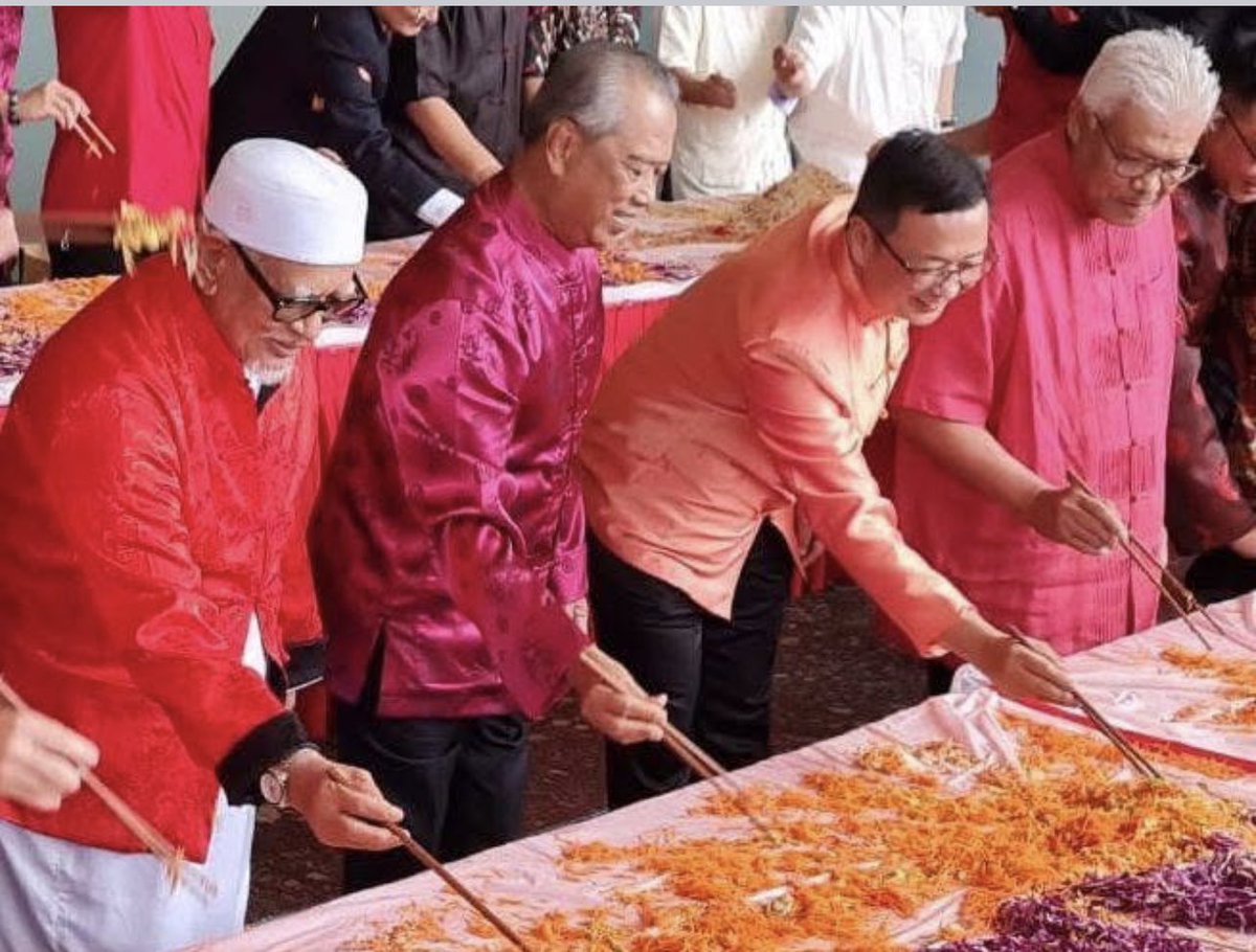 liyana_marzuki's tweet photo. KERAJAAN MELAYU ISLAM 

Ingat dulu, ketika Sheraton Move, memekak mereka ini mahukan Kerajaan Melayu Islam. Katanya Melayu dan Islam terancam. 

Mereka jatuhkan Kerajaan supaya mereka dapat memerintah 33 bulan, dimana 90% pemimpin Melayu Islam di dalam Kabinet. UMNO+PAS+PPBM menerajui ketika Covid. 

Namun apa terjadi? Judi naik dari 8 ke 21 kali, arak Timah Malaysia dilancarkan, Jana Wibawa jadi projek curi duit Rakyat, PAS rasuah pengundi, Menteri PAS langgar PKP dan ke Thailand berkahwin lari. 

Bukan itu sahaja, mereka bergaduh sakan. Saban bulan, kita dengar tak puas hati. UMNO rasa dianaktiri. Dua Menteri Kabinet buat open war, yang satu dipanggil Penyu dan satu lagi dipanggil Kunyit. Orang tengok pun naik pening. 

To top that, mereka derhaka Agong lagi. Sebab nak berpegang kepada kuasa, mereka buat darurat berpanjangan, Agong ditolak tepi. Bila tak dapat berkuasa, bekas PM mereka menghina Agong pula. 

Itu ceritanya, “Kerajaan Melayu Islam” kita. Sebagai Melayu dan Islam, malu saya nak mengaku. Tiada langsung perangai Melayu dan Islam disitu. Rasuah dikatakan sedekah, menipu dikatakan harus, fitnah disucikan. Manakala, pemimpin mereka memperlekeh Raja Melayu. 

*************************

Saya dah tulis banyak kali Kerajaan Melayu Islam itu hanya wayang dan naratif politik semata. Takkan kekal lama. Masin mulut saya. 

Nahhhh… sekarang mereka sudah tukar wayang gambar pula. 

Sejak jatuhnya Kerajaan 33 bulan. Set2 ini makin LIBERAL pula. Acah2 pro berbilang bangsa. 

Tetiba CNY semua berpusu2 nak blend in jadi Cina. Yee Sang dan Tarian Cina, Pendakwah kata khurafat tapi Pemimpin PN buat jugak. Punya bangga mereka memakai baju merah sambil yee sang yee sang angkat chopstick 😅

Pemuda PAS buat ucapan CNY. Hanya dalam bahasa Mandarin ya. Tiada langsung bahasa Kebangsaan. Sanggup tadah telinga dikecam. Dulu Kalau orang lain buat, mereka akan kata Bahasa Melayu terancam. 

Itulah dia tuan puan. Politik ini seperti gusti. Mereka olok2 bergaduh dan membenci. Tetapi sebab kuasa sanggup telan ludah sendiri. 

*************************

Satu data yang kita kena hadam selalu. Melayu Islam di Malaysia hanya 58%. Dalam konteks bina negara, penduduk majoriti kena berkongsi kuasa. 

Ini yang Pemimpin PN baru tersedar. Pengundi Melayu mereka sudah tepu. Itu sebab pengundi Cina 21% pula mereka buru. 

Sebagai Pengundi dalam negara multi racial ini. Our role wajib selalu award the CENTRIST. Mereka yang progresif dan moderate. Yang tidak terpaling kanan atau kiri. 

Dalam Islam pun minta kita ber-WASATIYAH. Duduk tengah2. 

Namun, kita tengok betul2 politikus. Sebab nakkan undi kita, banyaknya wayang. 

Ini contoh2 langkah desperate politikus, bila sudah langgar dinding. Unta pun boleh terbang. 

Salam hormat,
Liyana Marzuki