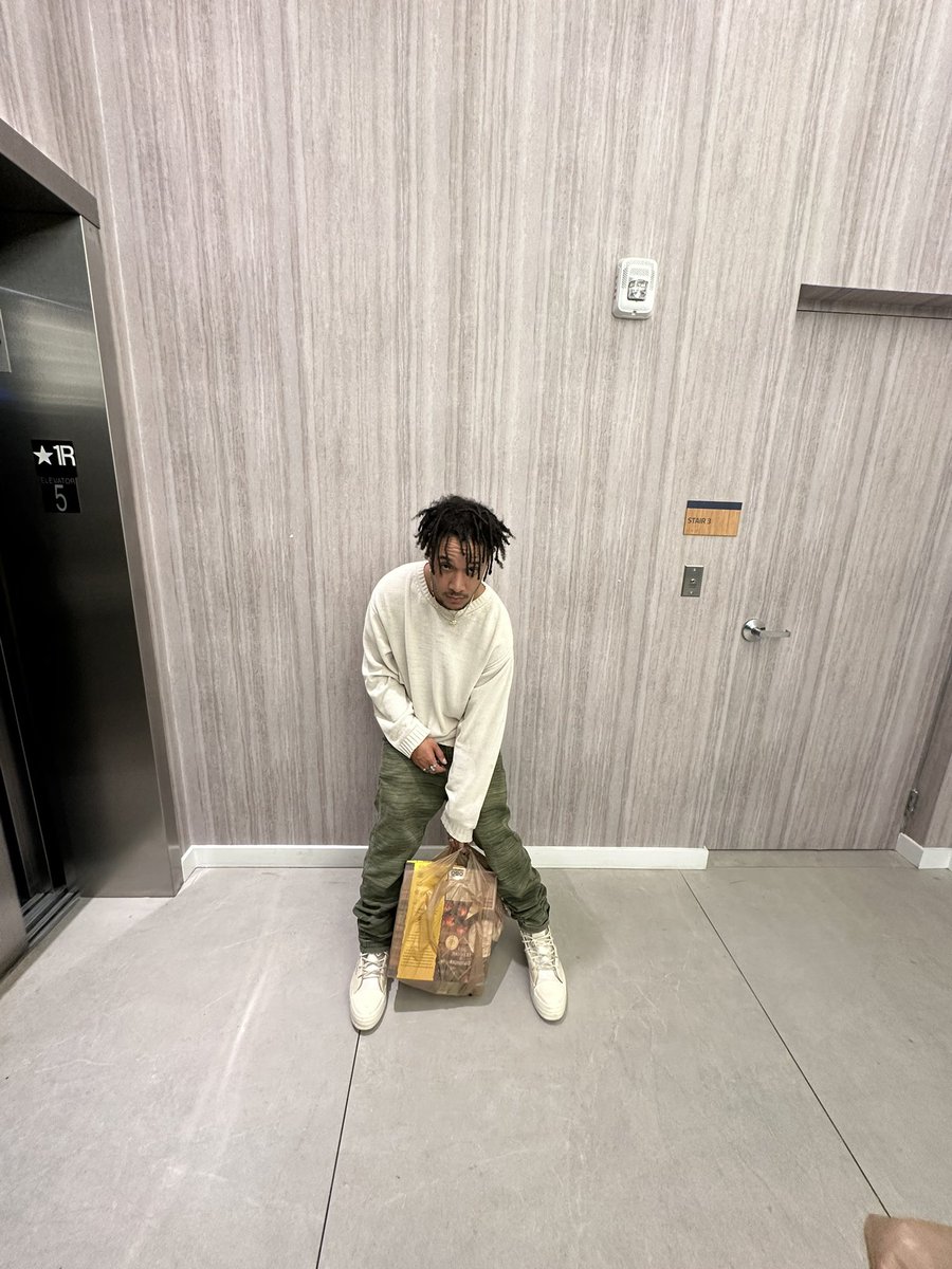 VaughnyVo_'s tweet photo. Do we still use this app? https://t.co/Y65NPPLXoi