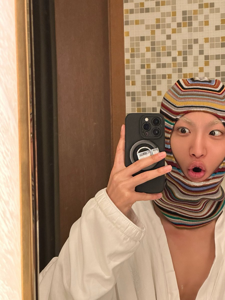 nobodylikehwa's tweet photo. #SEONGHWA on fromm just now: “Do you perhaps know how to wear a balaclava? Is this right?”

PLEASE HE IS SO CUTE https://t.co/9dt2s1YPQ0