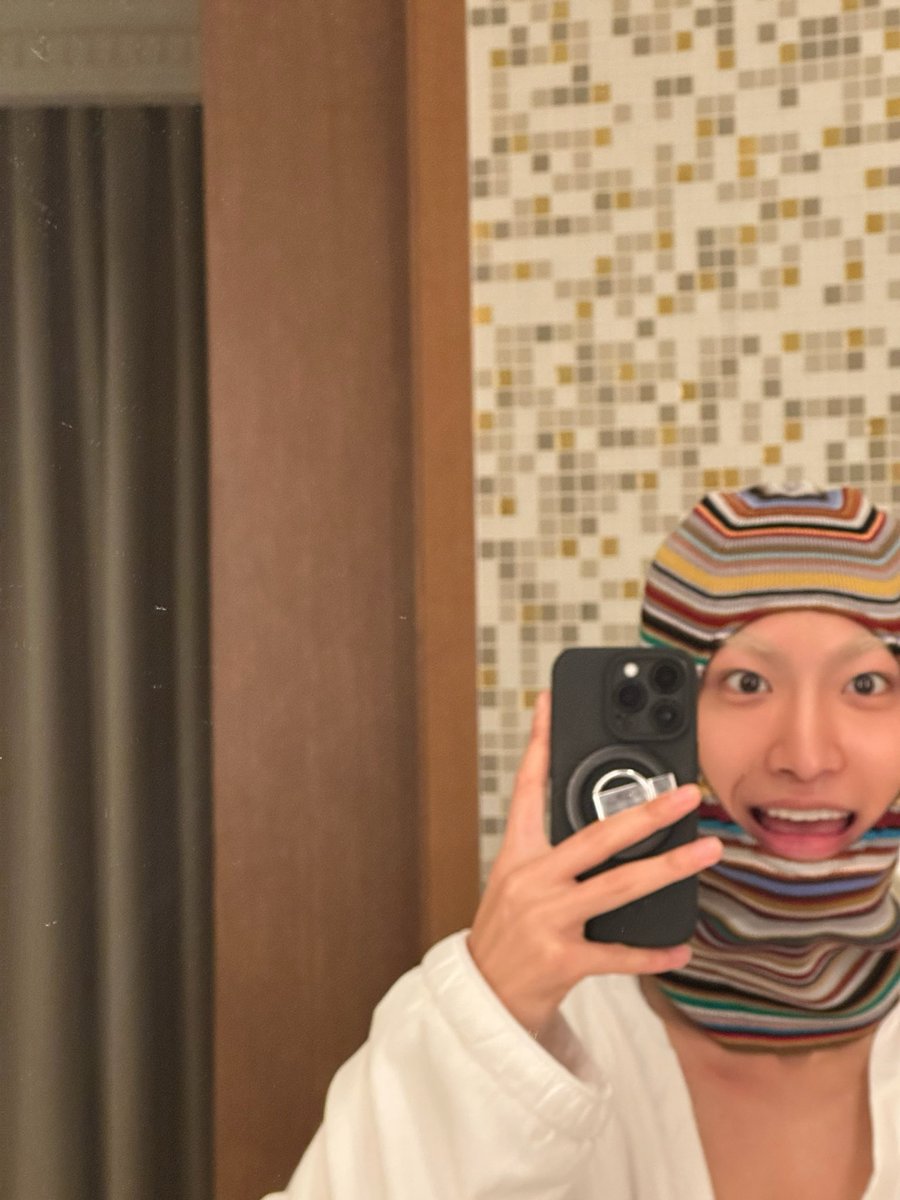 nobodylikehwa's tweet photo. #SEONGHWA on fromm just now: “Do you perhaps know how to wear a balaclava? Is this right?”

PLEASE HE IS SO CUTE https://t.co/9dt2s1YPQ0