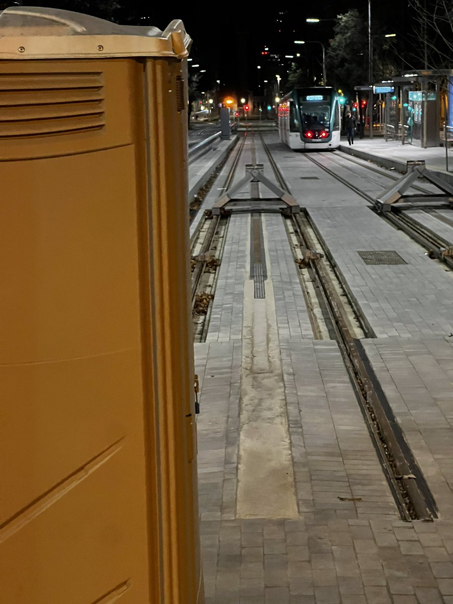 Encara que costi de creure, feu confiança quan us diuen que fa anys, molts, BCN era la meca del disseny (‘disseni’ en barceloní sarcàstic escaient) urbà.
Aqui.  el final/inici de línia del tramvia, a Verdaguer.
Ja he dit que allò es deia fa molts anys