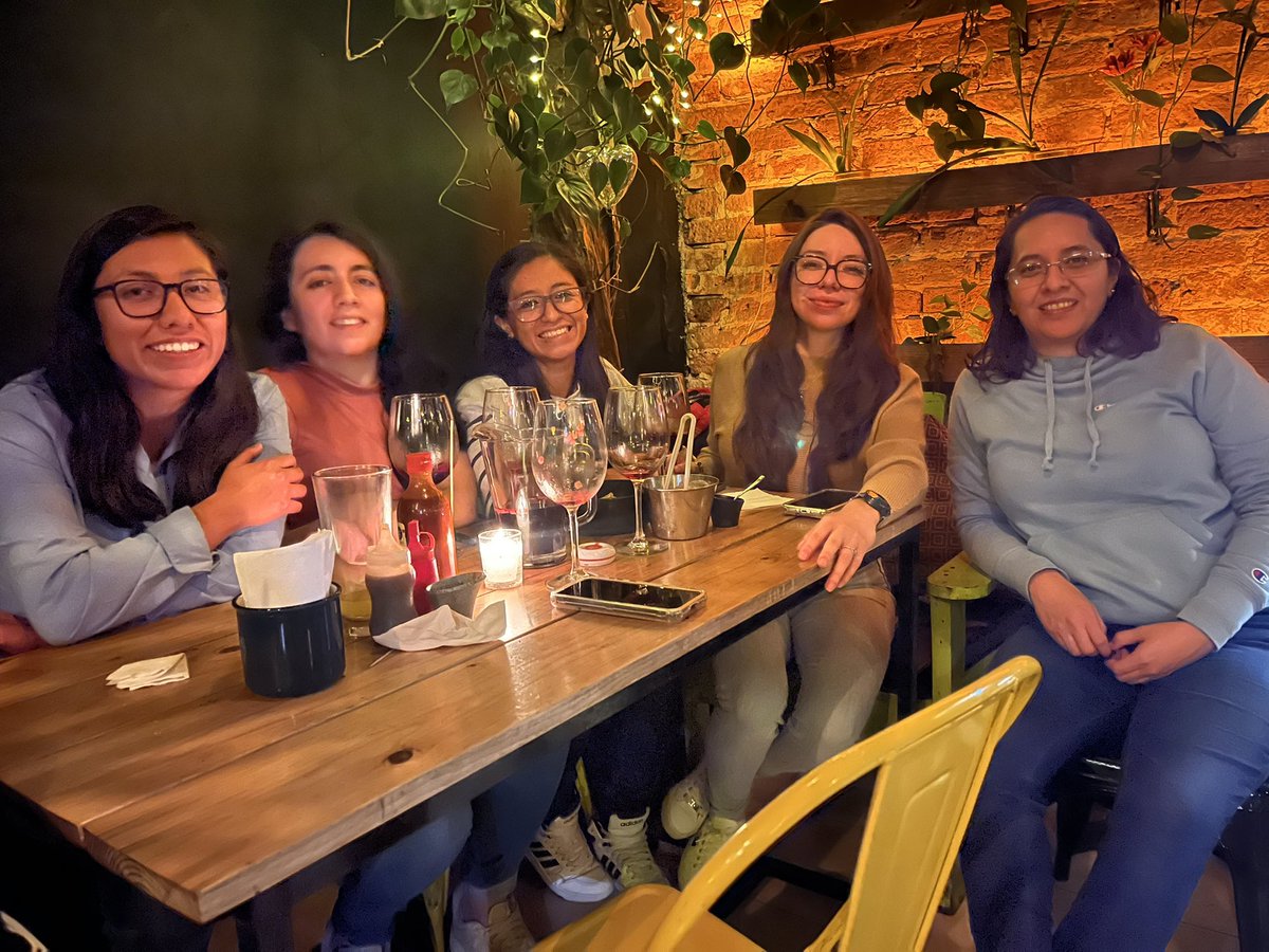 AyLileth's tweet photo. A veces la gente loca llega a nuestras vidas a dejar cosas bonitas, a mí me dejaron a estas preciosas. 💕✨ https://t.co/4AlulxdVBZ
