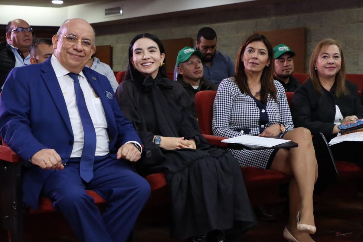 Idaco_Cundi's tweet photo. Un comunal capacitado, es un líder que transforma su territorio. 🌿
Gracias al programa de Educación Superior para comunales, se dio inicio a la inducción de la Especialización en Gestión Pública, que cursarán 28 líderes comunales de Cundinamarca en la @UniversidadUNAD . https://t.co/9AyINfeyM1