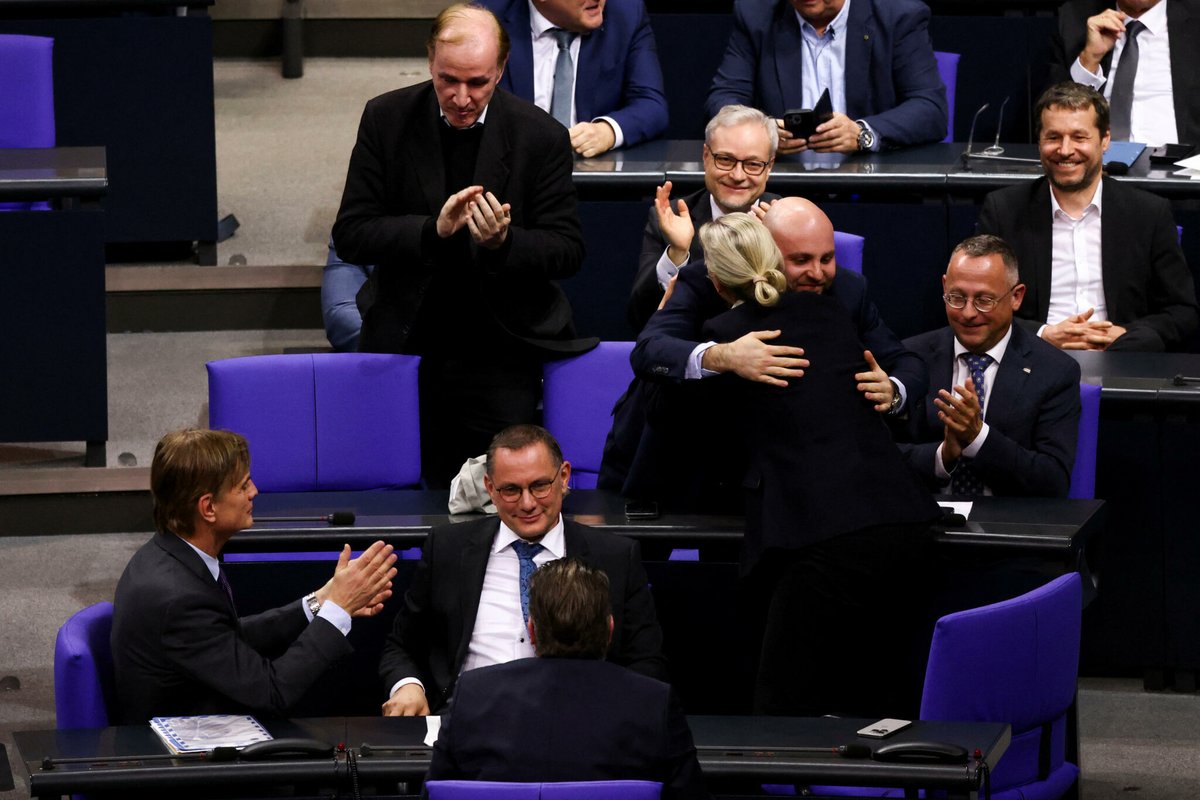 le_Parisien's tweet photo. Allemagne : droite et extrême droite adoptent ensemble un texte anti-immigration et brisent le « cordon sanitaire »
➡️ https://t.co/u0gYlpZvF7 https://t.co/e4xXF18Aix