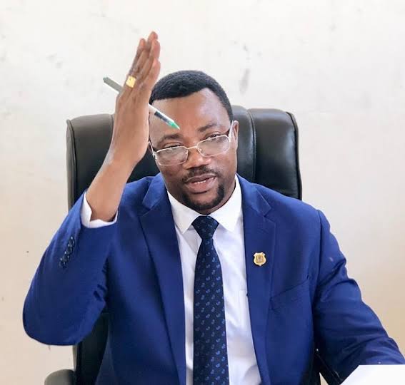 kuringechadema's tweet photo. Ndani ya CCM yupo huyu mwanaume MH @LuhagaMpina ambaye 
afungamani na wale jamaa. 

kanyooka sana, sijui ilikuwaje akakubali kucheza team mmoja na wale madhulumati.

 Ndani ya nchi hii MH mpina ndiye mbunge pekee wa CCM ambaye avai mabango ya SSH na sio chawa Kama wengine 👇 https://t.co/CRi24JNuAF