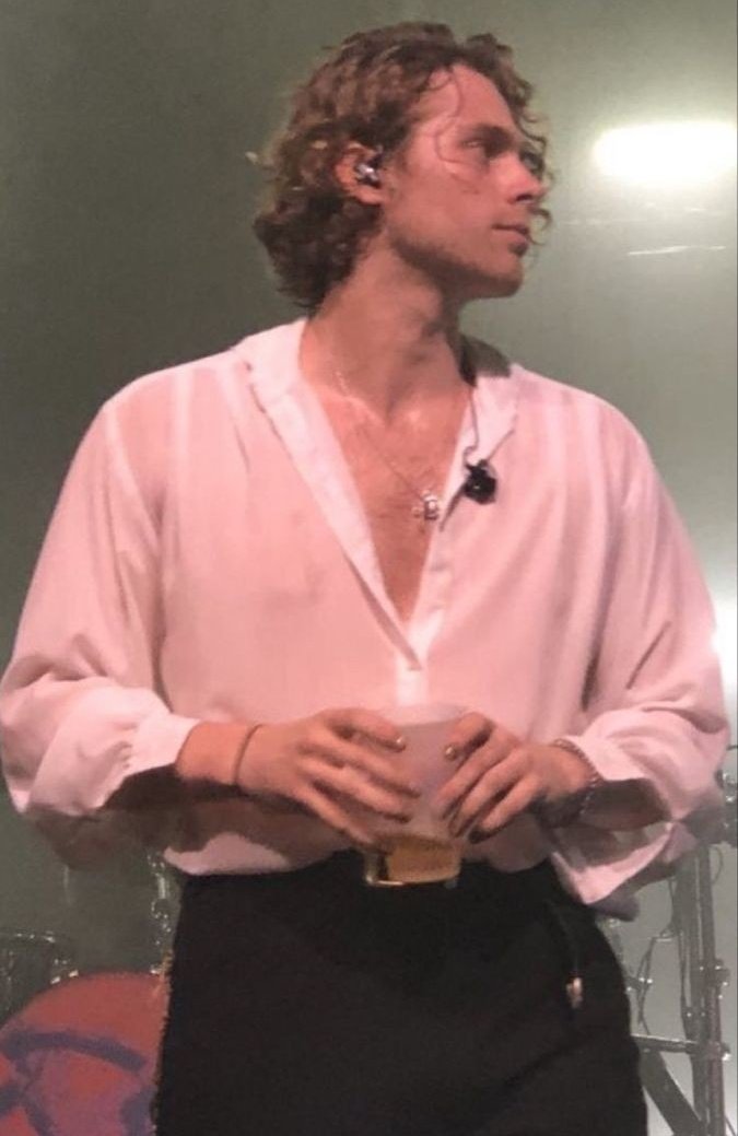 nostalgialiveep's tweet photo. they don't make 22 year olds like youngblood era luke hemmings anymore https://t.co/pT4P8z1It2