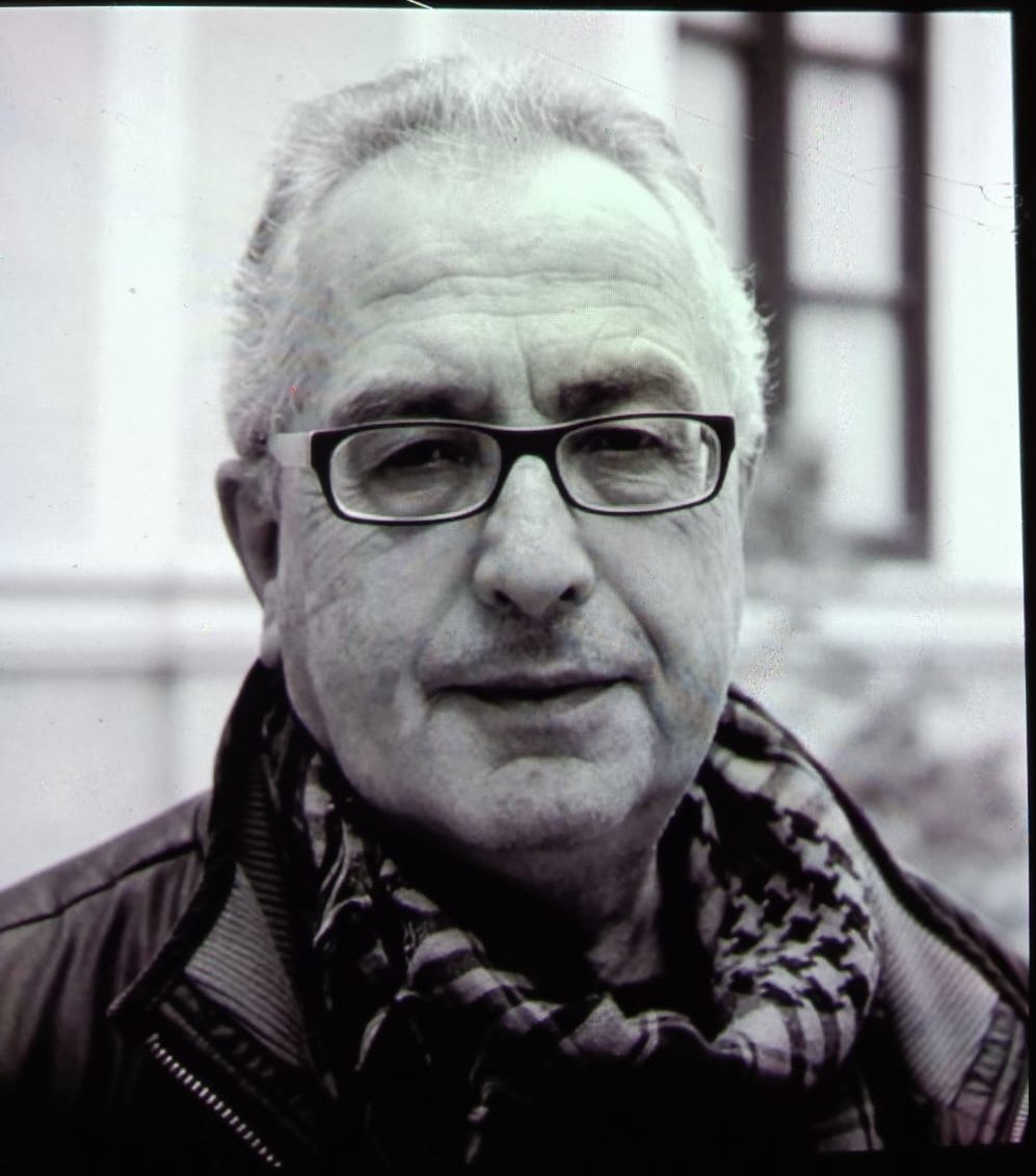 Este viernes termina la trayectoria docente de Luis Vida, profesor de Captación y Tratamiento de la Imagen, un fotógrafo artista.
En nuestro instituto ha hecho actividades que rebasan su alto valor pedagógico para ser valiosos materiales de exposición.
Te echaremos de menos.