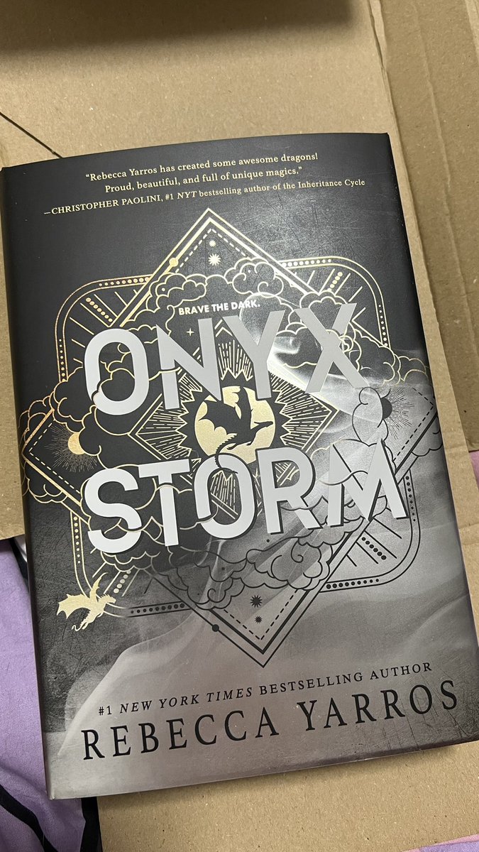 _bossanova_'s tweet photo. przyszłam się pochwalić i znikam, udało mi się dorwać limitowaną edycję onyx storm 💕 #twitteroweksiążkary https://t.co/hLCvaU2hSg