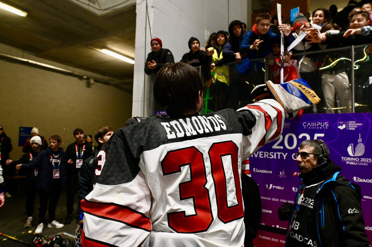 USPORTSIntl's tweet image. Good guy Kai. 

A gold medal winning goalie stick for a young Italian fan.

Kai, le gars en or.
Un bâton de gardien médaillé d’or pour un jeune partisan italien.
