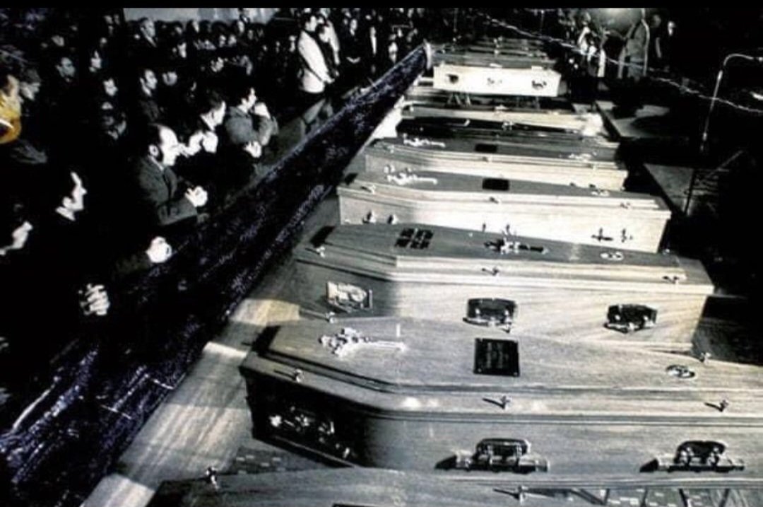 KevinCampSF's tweet image. People pray over the coffins of 14 innocent men murdered by the British Army Parachute Regiment in Derry 53 years ago on 30 January, 1972
Thinking of their families who campaigned for Justice with dignity for many years.
"They tried to bury us, they didn't know we were seeds."