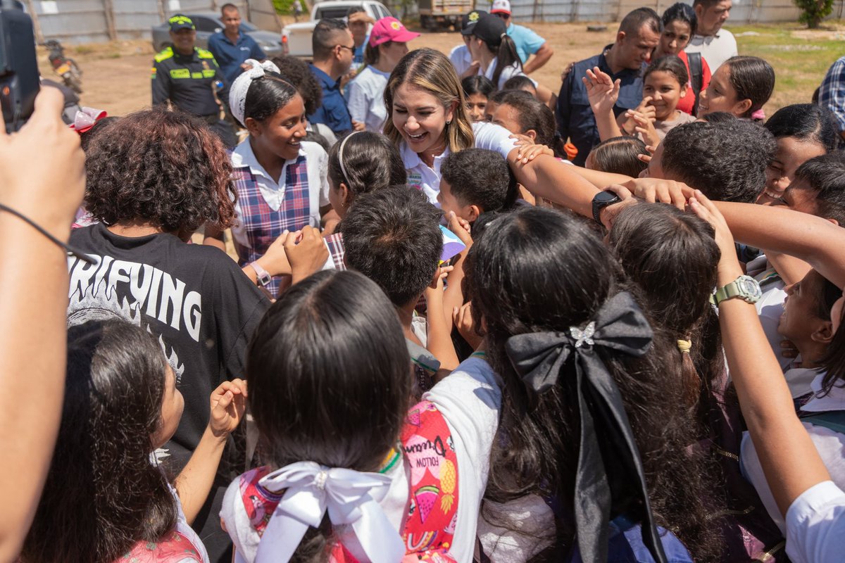 GobdelCesar's tweet photo. 📚Todos los días de nuestro gobierno sumamos esfuerzos por la educación. 

❤️Nos gratifica en el corazón la felicidad de los niños de Chimichagua, al inaugurar hoy el moderno aulario dentro de la Institución Educativa Cerveleón Padilla.😍

🌟Fue toda una fiesta la que se vivió en este evento presidido por la gobernadora @elviamilenasd, en el área polivalente que tiene la nueva infraestructura, compuesta además por 8 aulas, que fueron entregadas con dotación de mobiliario y tecnología.