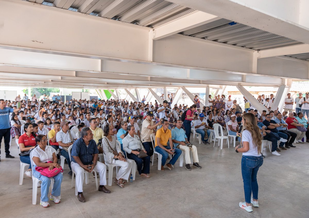 GobdelCesar's tweet photo. 📚Todos los días de nuestro gobierno sumamos esfuerzos por la educación. 

❤️Nos gratifica en el corazón la felicidad de los niños de Chimichagua, al inaugurar hoy el moderno aulario dentro de la Institución Educativa Cerveleón Padilla.😍

🌟Fue toda una fiesta la que se vivió en este evento presidido por la gobernadora @elviamilenasd, en el área polivalente que tiene la nueva infraestructura, compuesta además por 8 aulas, que fueron entregadas con dotación de mobiliario y tecnología.